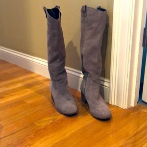 The color is greige with a blush cast. Pretty, great condition. No stains